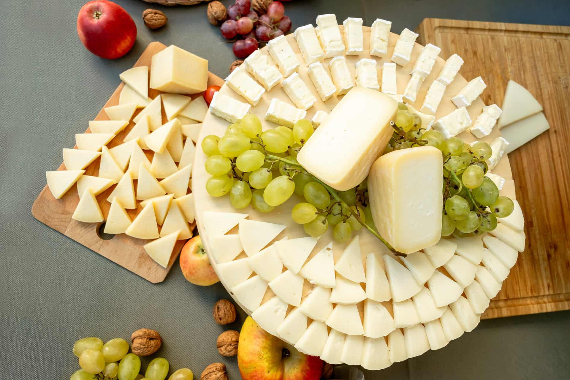 Mesa de catering gourmet con quesos y frutas para boda en Barcelona