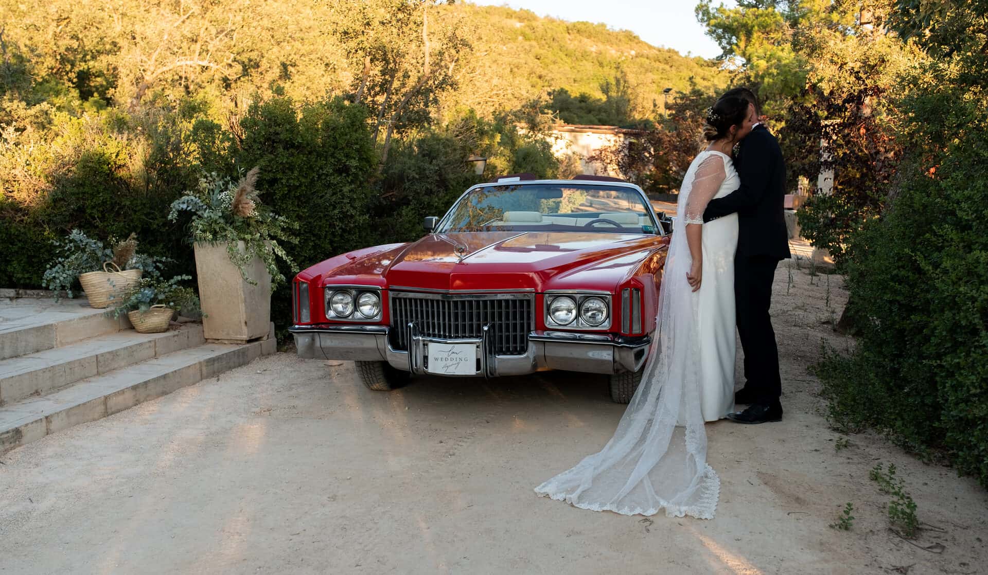 Mesa de banquete con letras SÍ QUIERO como decoración central de boda