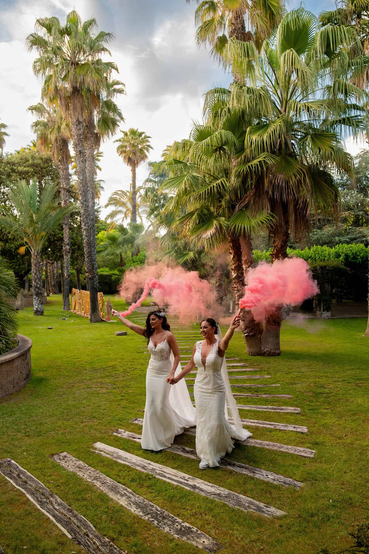 Novias celebrando con humo rosa durante boda en Barcelona