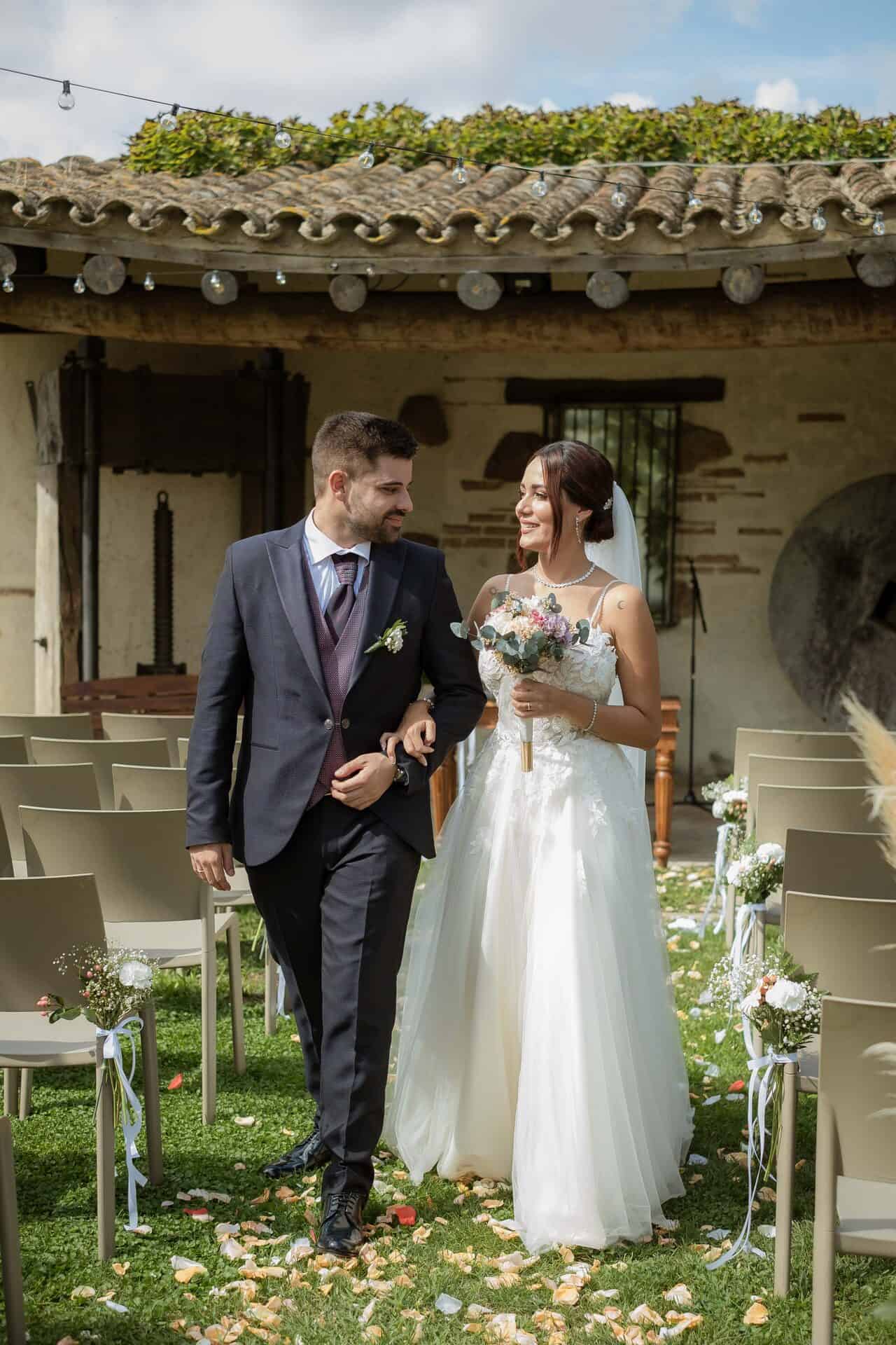Novios brindando durante la celebración de su boda