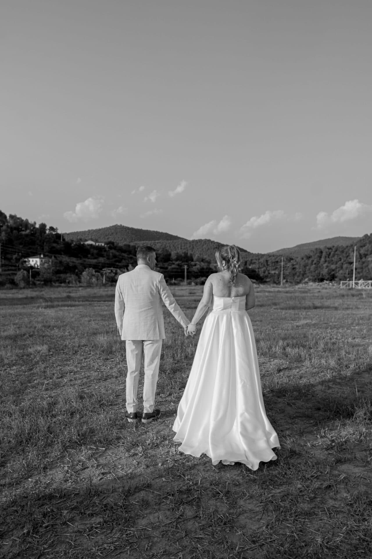 Novios en el campo en blanco y negro, fotografía artística de boda